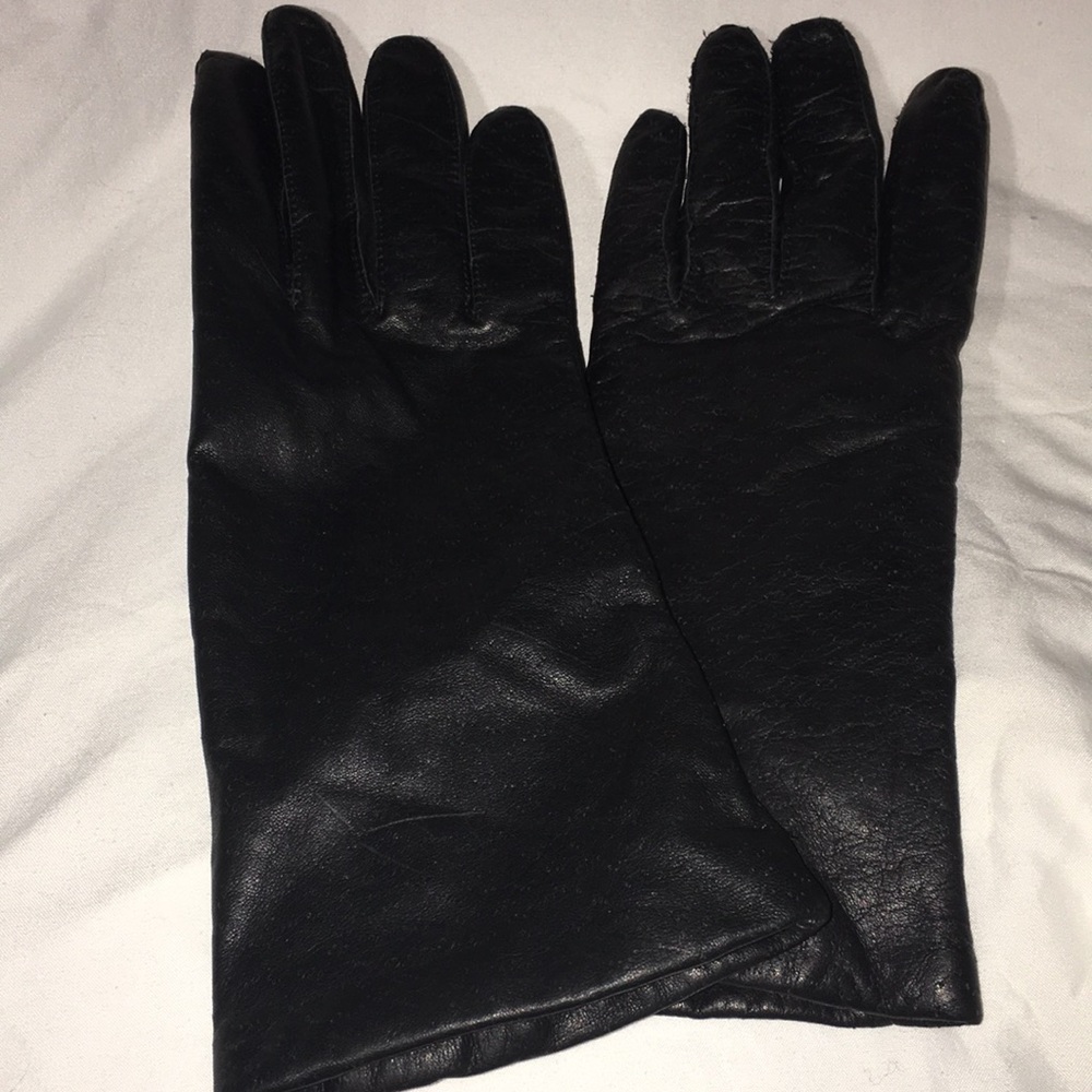 Fownes women’s black leather gloves. Size 7 1/2